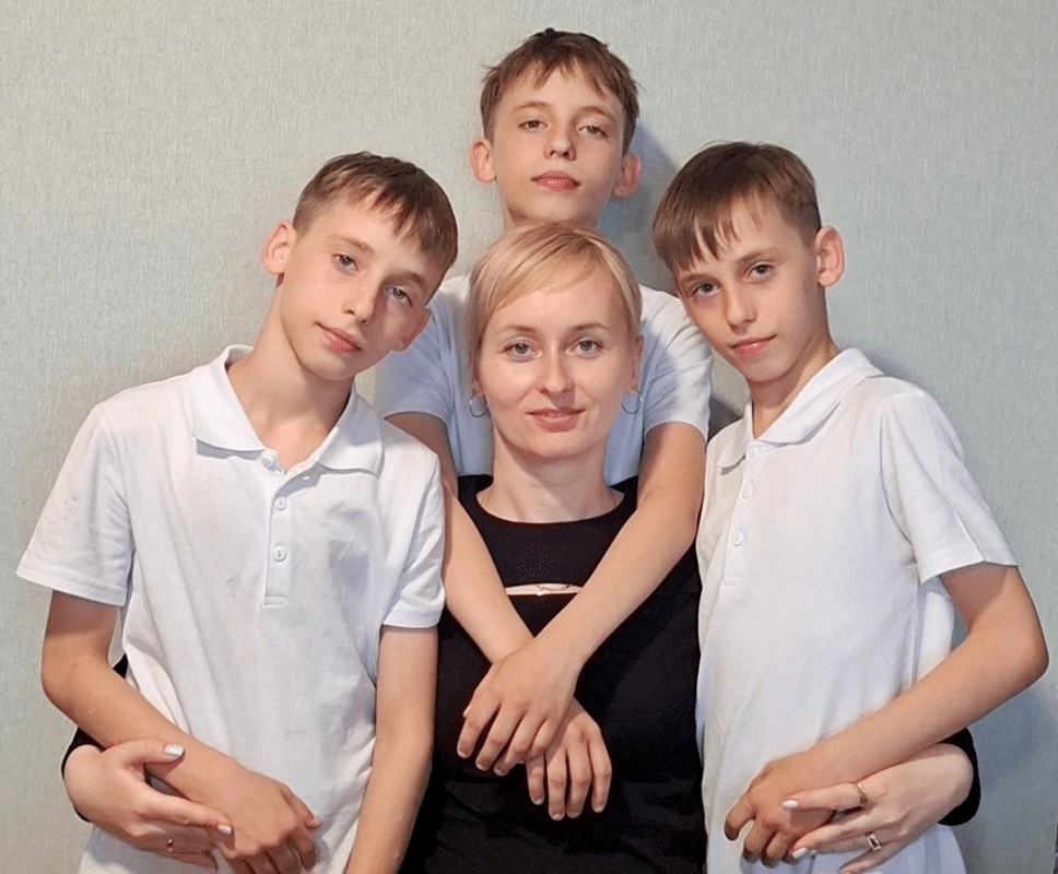 Четверо детей, работа и творчество – как все успевает мама тройняшек из Смолевичей
