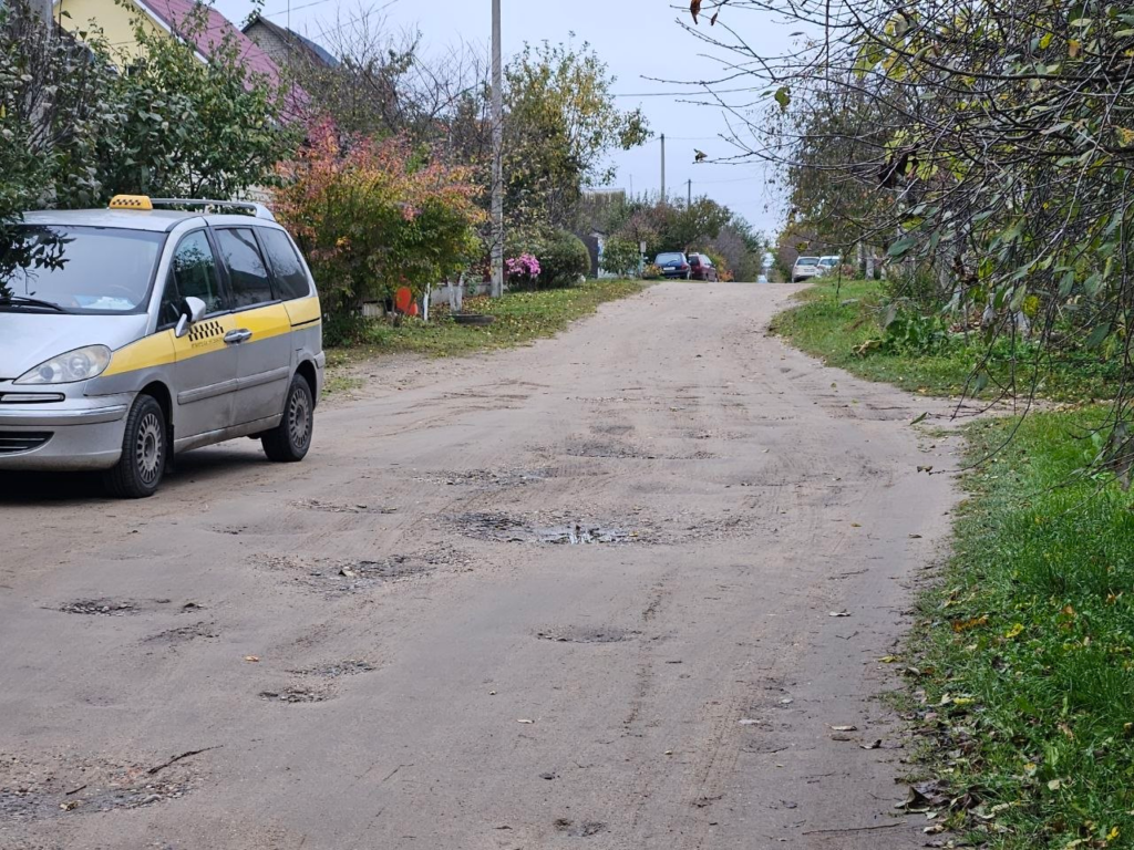 «Заслужила асфальта». Проехали по улице в Молодечно, жители которой жалуются на разбитую дорогу