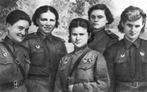 Летала со сломанным позвоночником, держась за поручни – история первой летчицы Абхазии