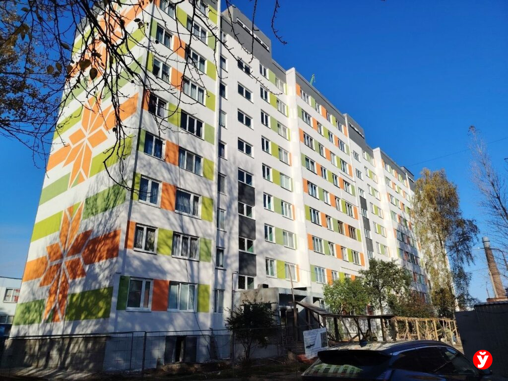 «Работы закончены – а с крыши течёт». Борисовчанка пожаловалась на подтёки после капремонта