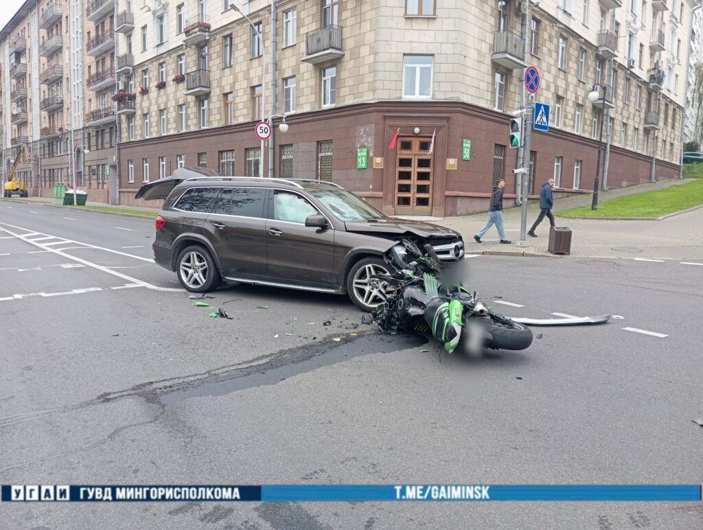 В центре Минска легковушка столкнулась с мотоциклом – байкер попал в больницу