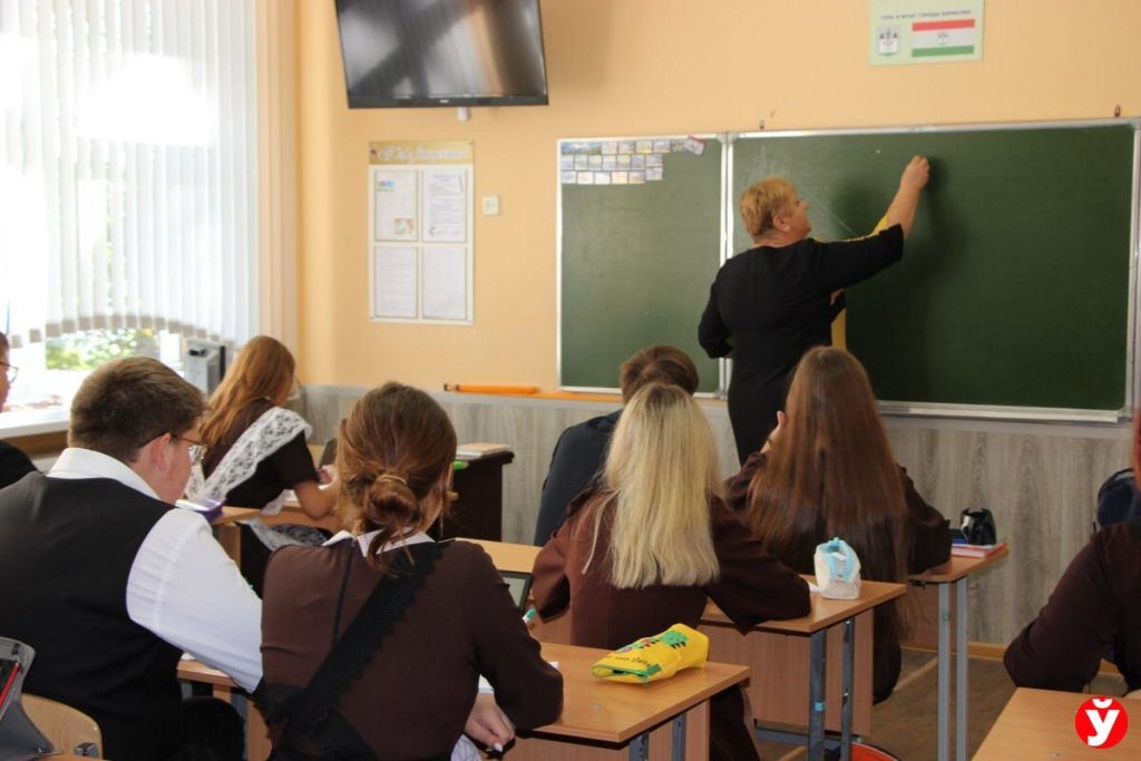 Педагогам и воспитателям повысят зарплаты с 1 января – кто получит больше
