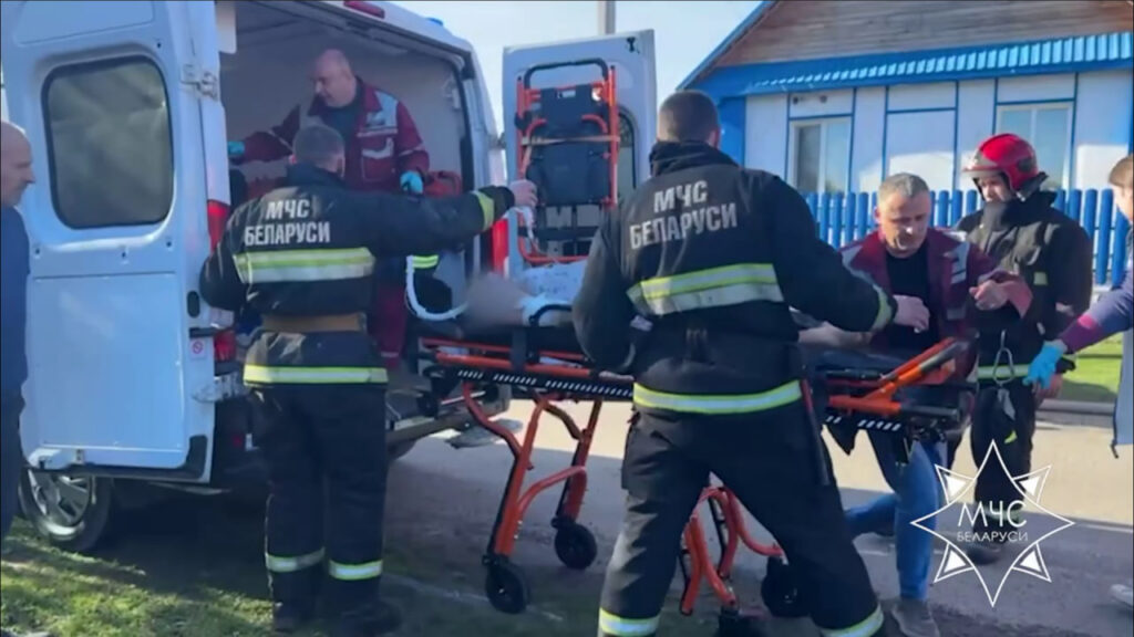 В Борисовском районе соседи спасли хозяев дома при пожаре