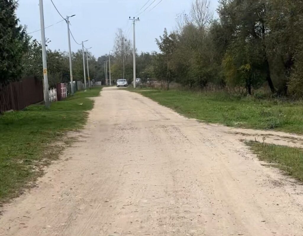 Житель деревни в Борисовском районе показал дороги – коммунальщики назвали сроки
