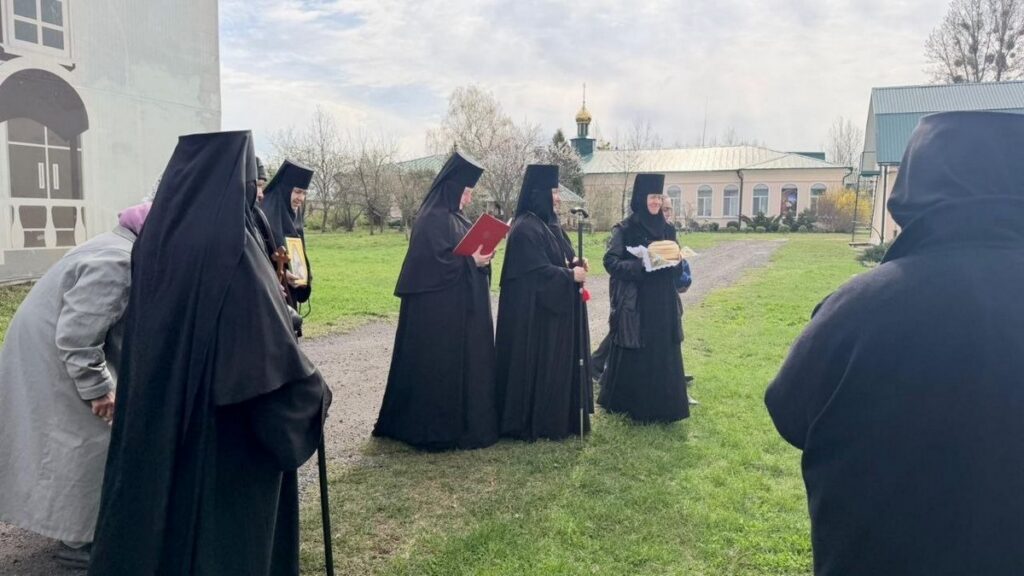 Почему минская молодежь все чаще меняет отдых на послушание в Жировичах