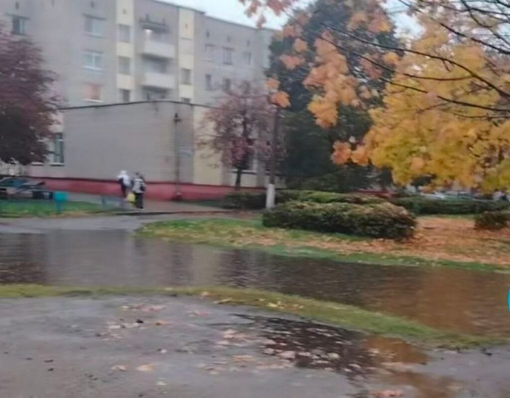 «Перейти невозможно» – жительница Борисова показала залитую после дождя улицу