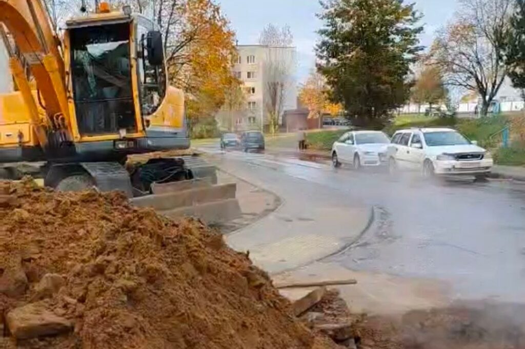 Коммунальщики непрерывно восстанавливают тепло в домах и соцобъектах Борисовского региона